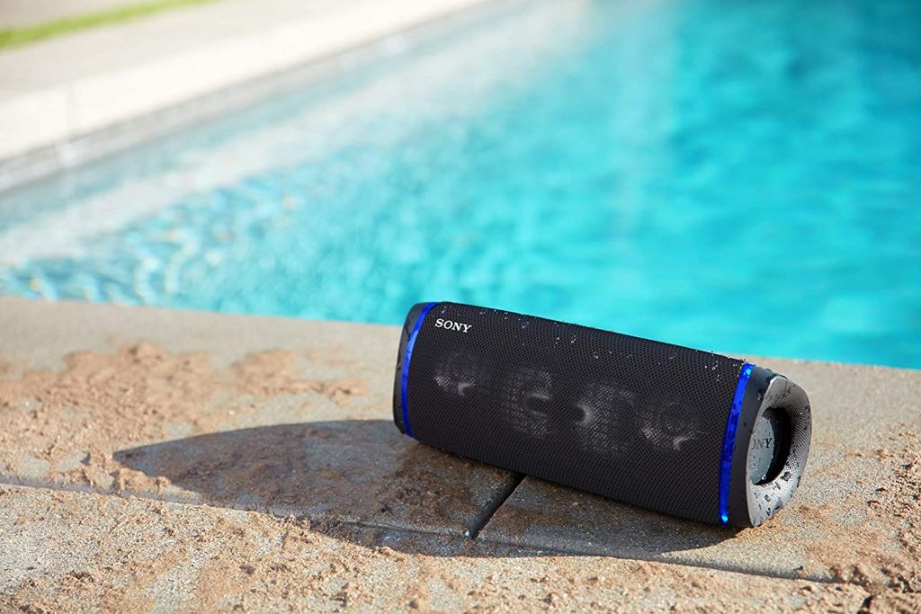 Sony SRS XB43 au bord de la piscine, Meilleure-Enceinte-Bluetooth.fr